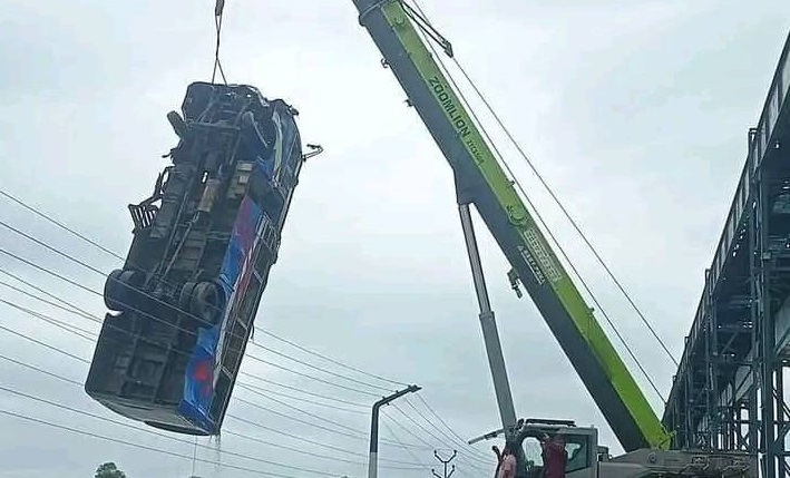 कोशीमा बस खसेको घटना : २१ घण्टा पछि निकालियो बस