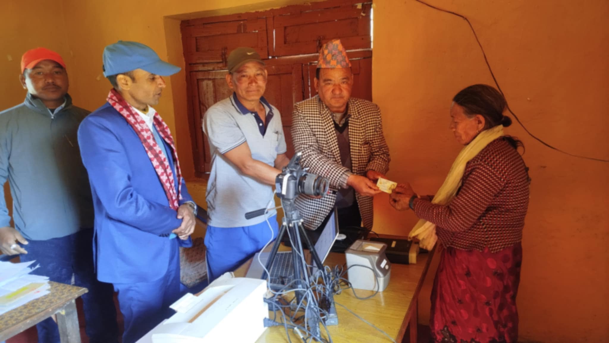 डोटीमा वडा स्तरमा राष्ट्रिय परिचय पत्र वितरण कार्यमा तीव्रता