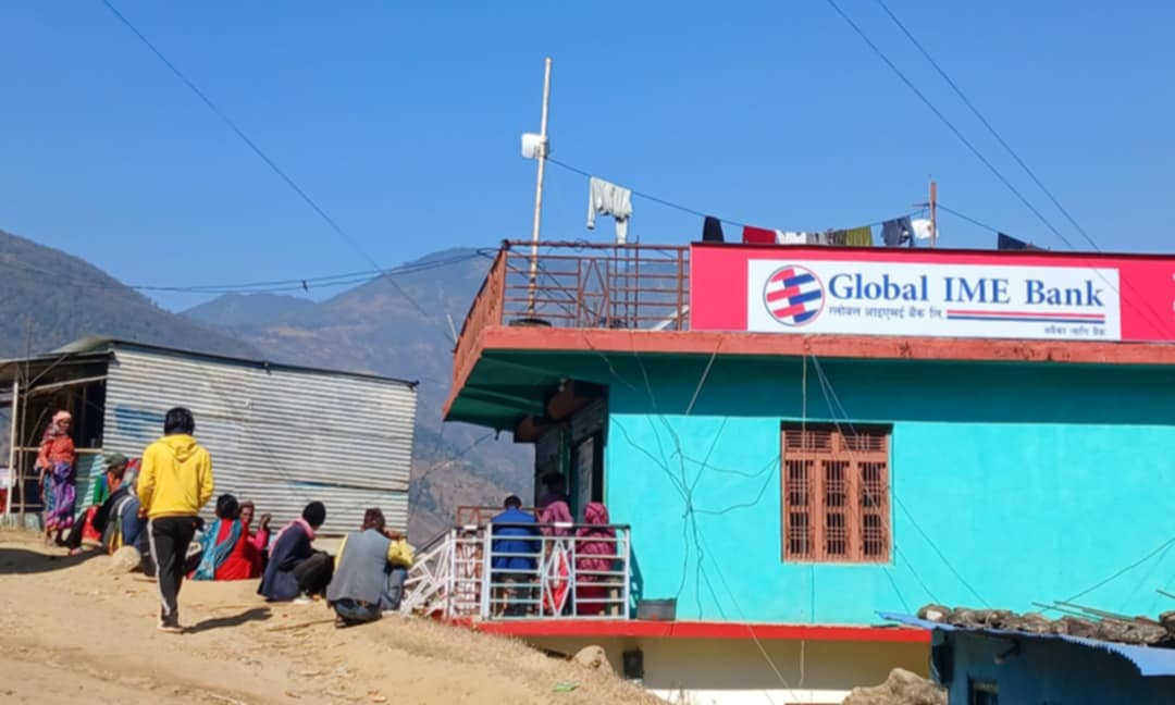 ग्लोबल आई.एम.ई बैङ्कका ग्राहक सडकमा