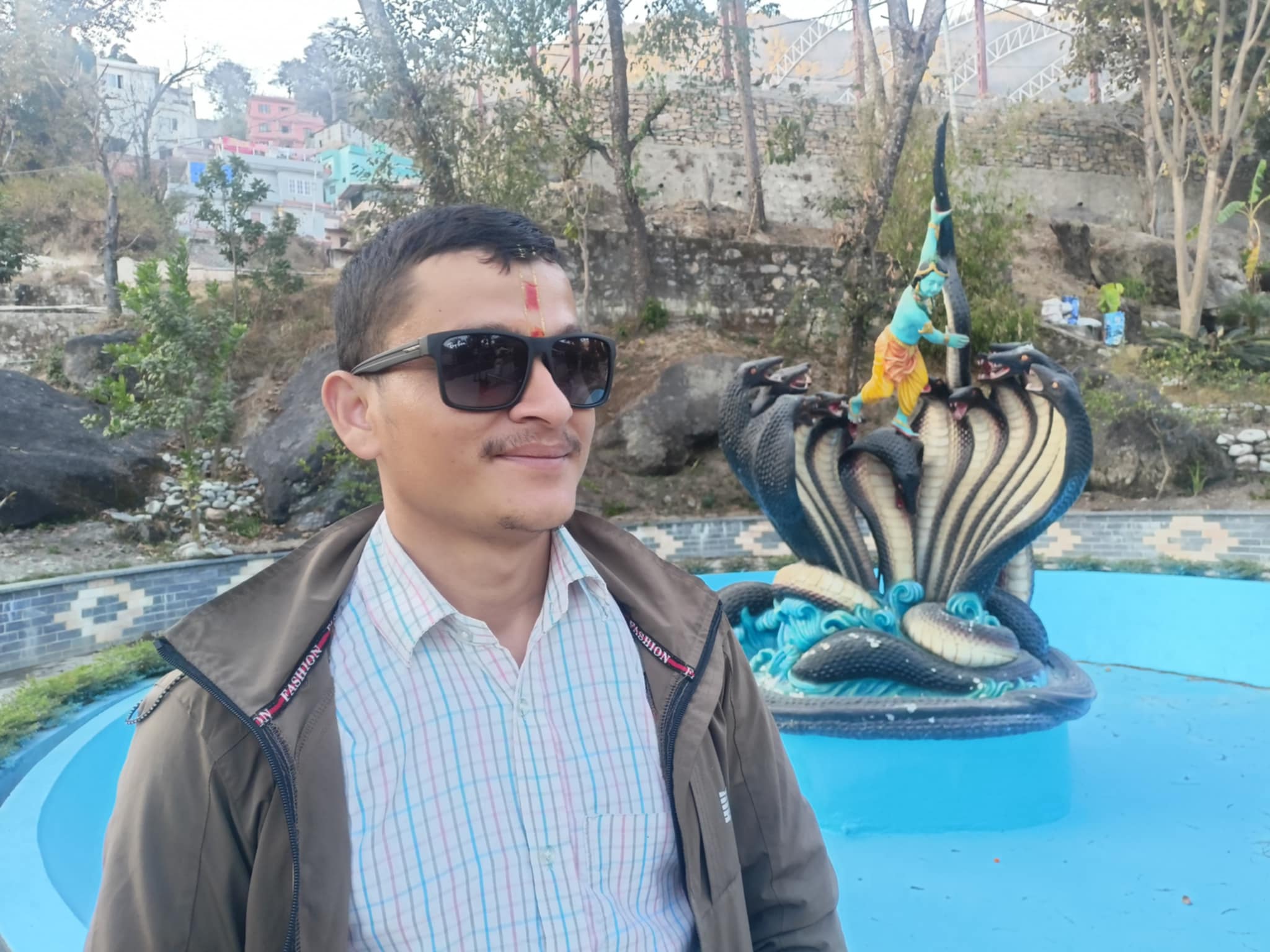 काजीसाप खुट्टा जुता ,हात घडी घाटिणी टाई  छन    ।   राजधानी ल्याउलो भनी,, नेता लागा भागाइ छन