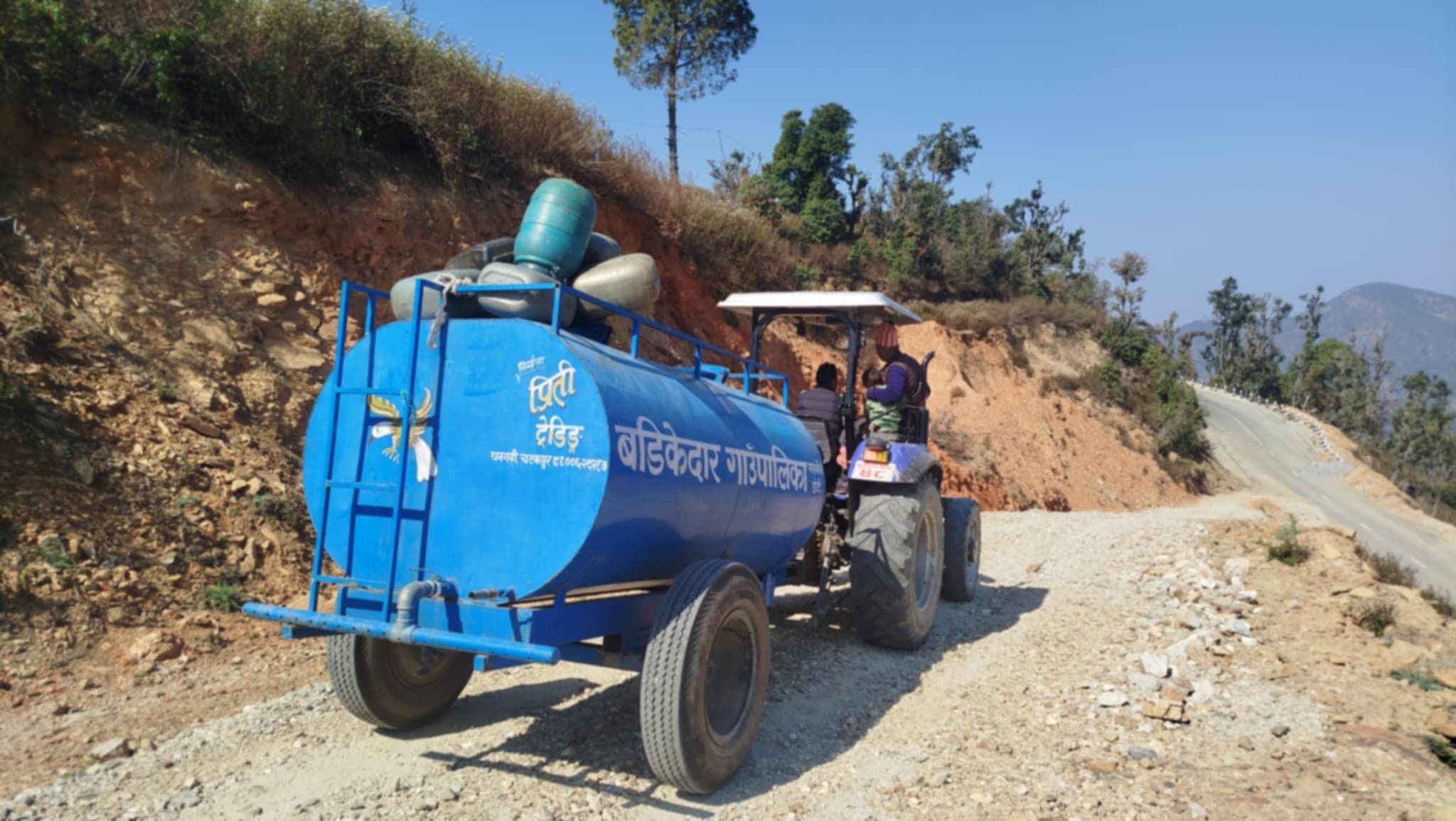 बडीकेदार गाउँपालिकामा खानेपानीको हाहाकार पालिका सरकार ट्याङ्करले पानी ओसारेर जोहो गर्दै