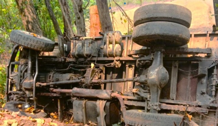 डोटीमा ट्रक पल्टिँदा एकको मृत्यु एक जना घाइते