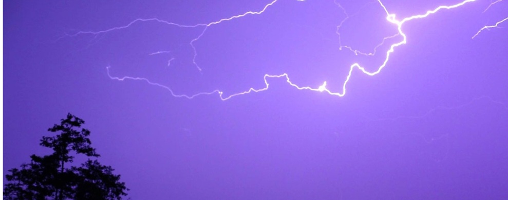 डाेटीमा चट्याङ लागेर १ जनाकाे मृत्युु ७ जना घाईते