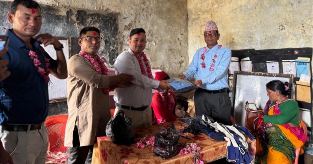 खान पुगोस् दिन पुगोस् अभियानद्वारा डडेल्धुरामा विद्यार्थीलाई विद्यालय पोसाक वितरण